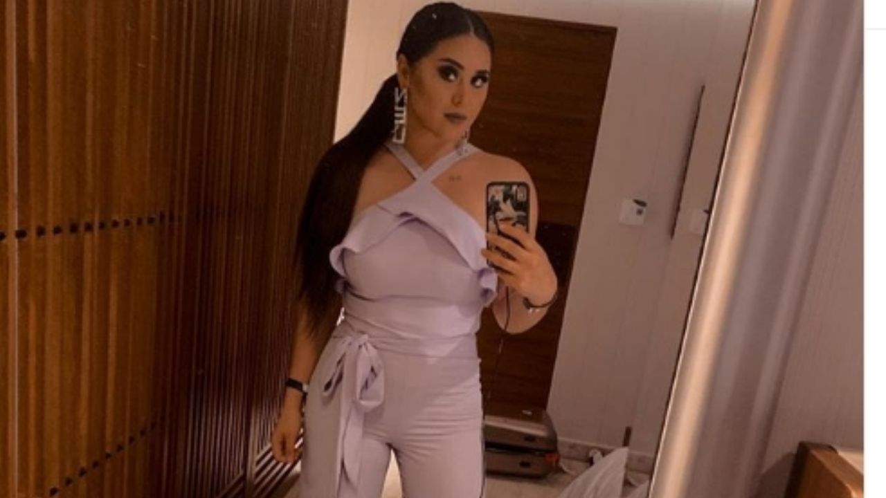 ‘Gomita’ se atreve a subir foto sin maquillaje y recién levantada y le ‘llueven’ terribles críticas