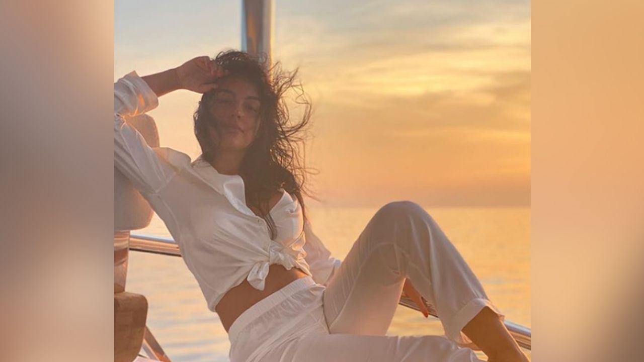 Georgina, novia de Cristiano Ronaldo, cautiva al modelar en exquisito ‘outfit’