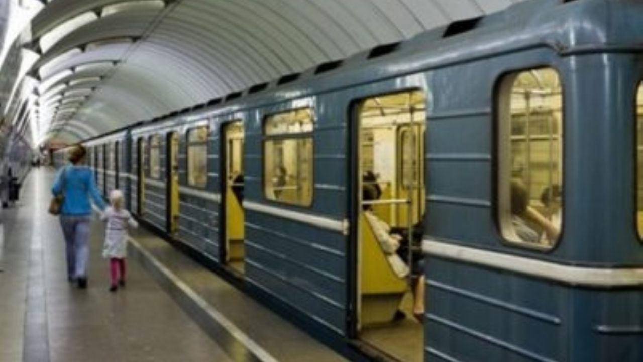 VIDEO: Policía de Moscú salva a hombre segundos antes de ser arrollado por un tren