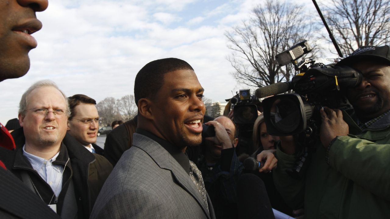 Washington firma al primer presidente de raza negra en toda la NFL