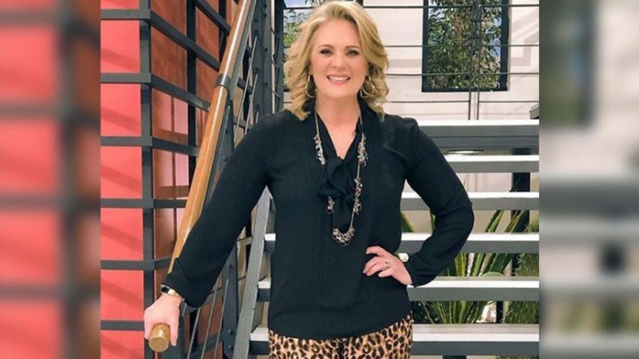Érika Buenfil impacta al modelar con poco maquillaje y le ‘llueven’ las críticas: “Parece menonita”