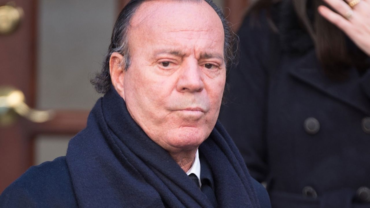 Filtran AUDIOS de las presuntas víctimas de Julio Iglesias; lo acusan de embriagarlas y aislarlas