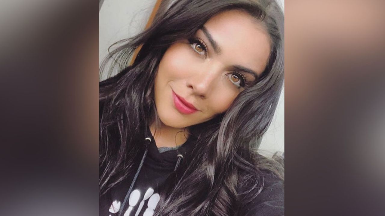 Érika Fernández cautiva a fans al asolearse desde el campo acostada en una banca