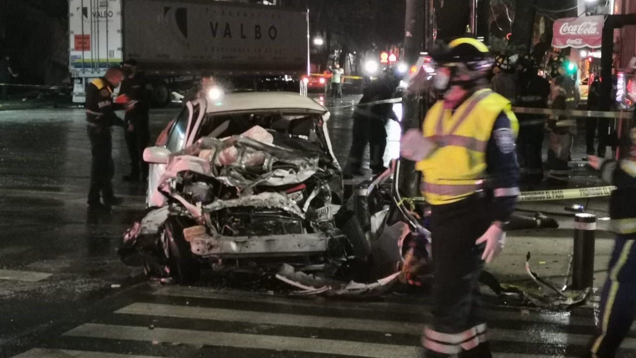 CDMX: Choque entre tráiler y sedán deja saldo de dos personas fallecidas