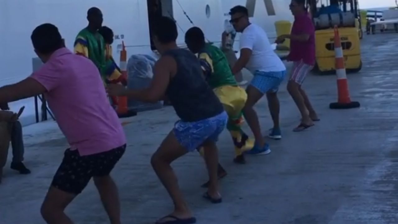 A sus 47 años, Adrián Uribe impacta al bailar de esta infartante forma la música jamaiquina