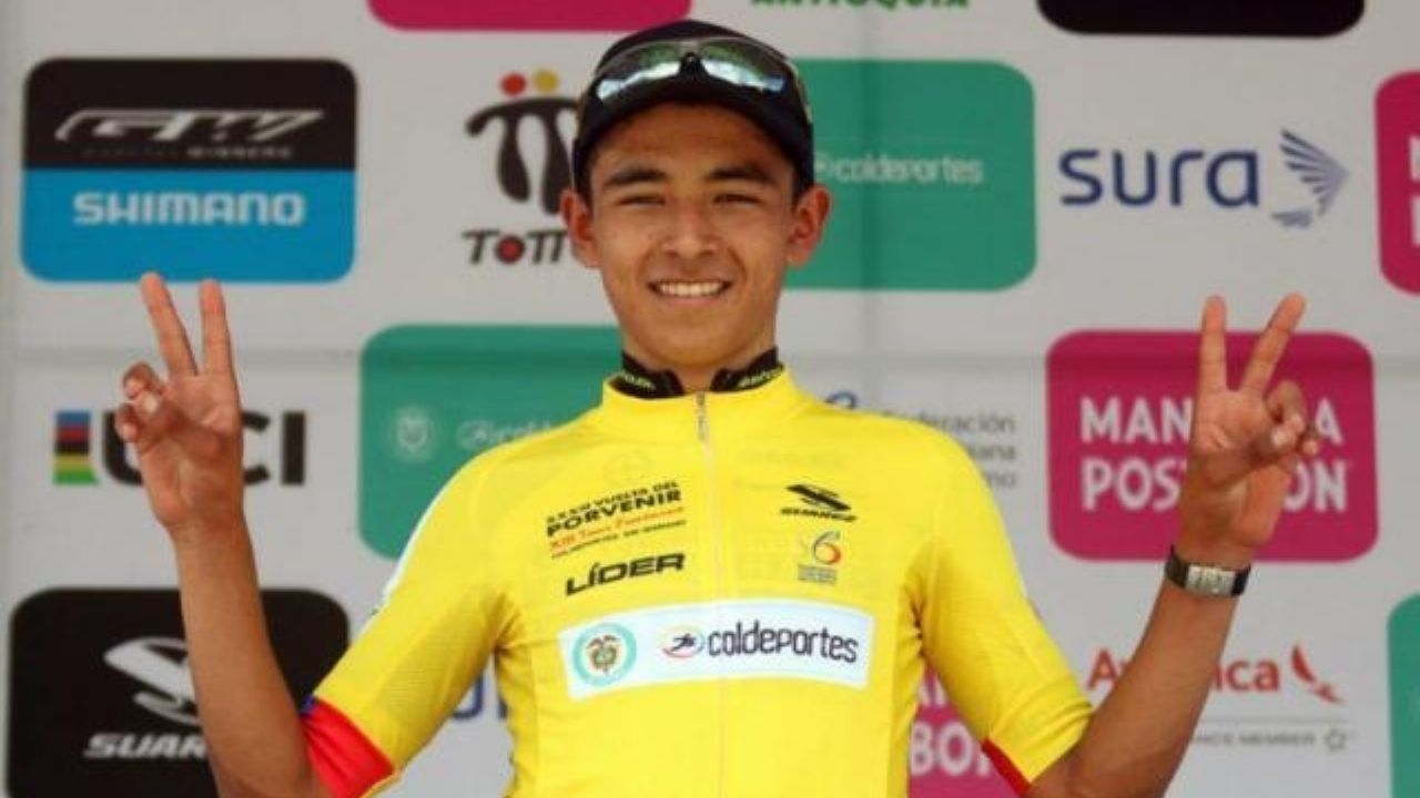 Ciclista sufre accidente y completamente desorientado retoma la carrera en sentido contrario