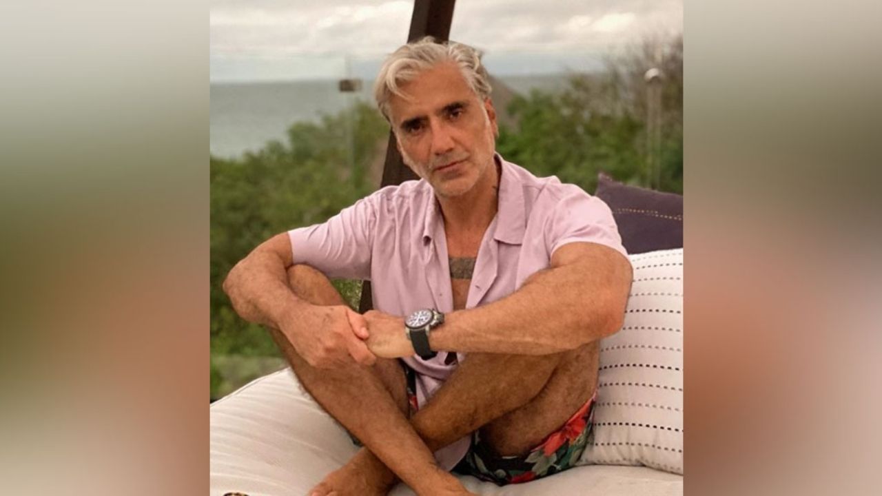 ‘El Potrillo’ vuelve locas a sus fans al mostrarse lleno de canas a sus 49 años