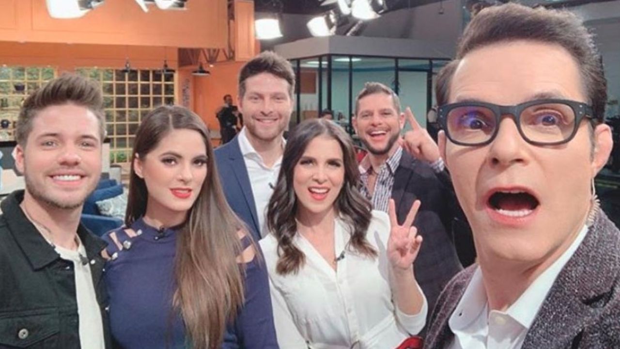 ¿Hay romance en ‘VLA’? Captan a conductora mientras coquetea con este presentador