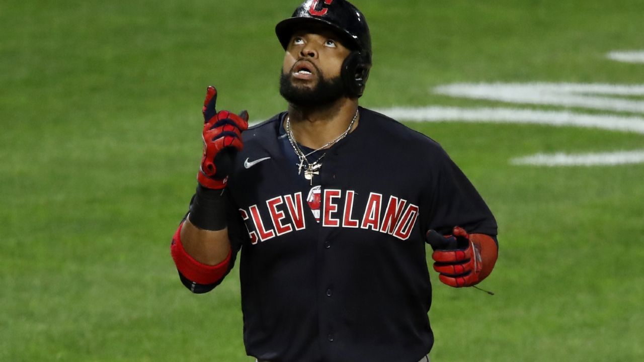 Indios vencen a Piratas con un cuadrangular de Santana en el 10mo inning