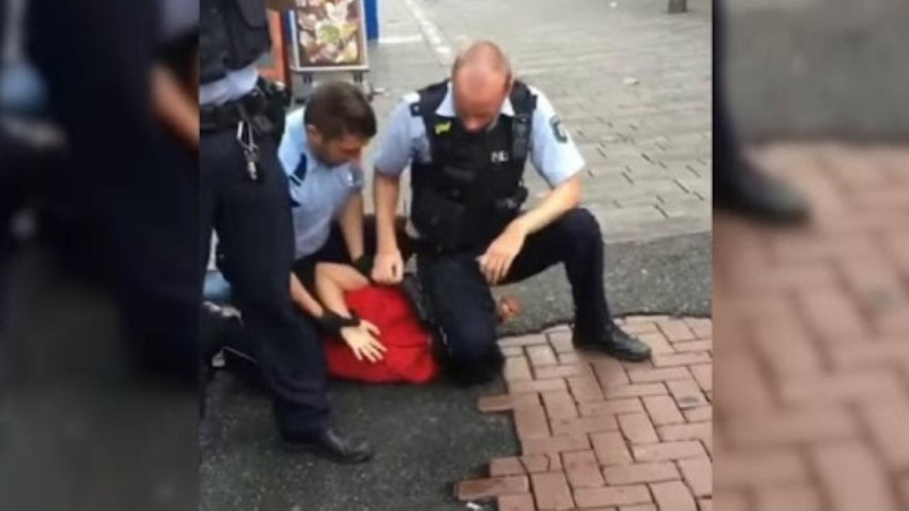 VIDEO: Policía de Alemania causa indignación al presionar el cuello de un menor de 15 años