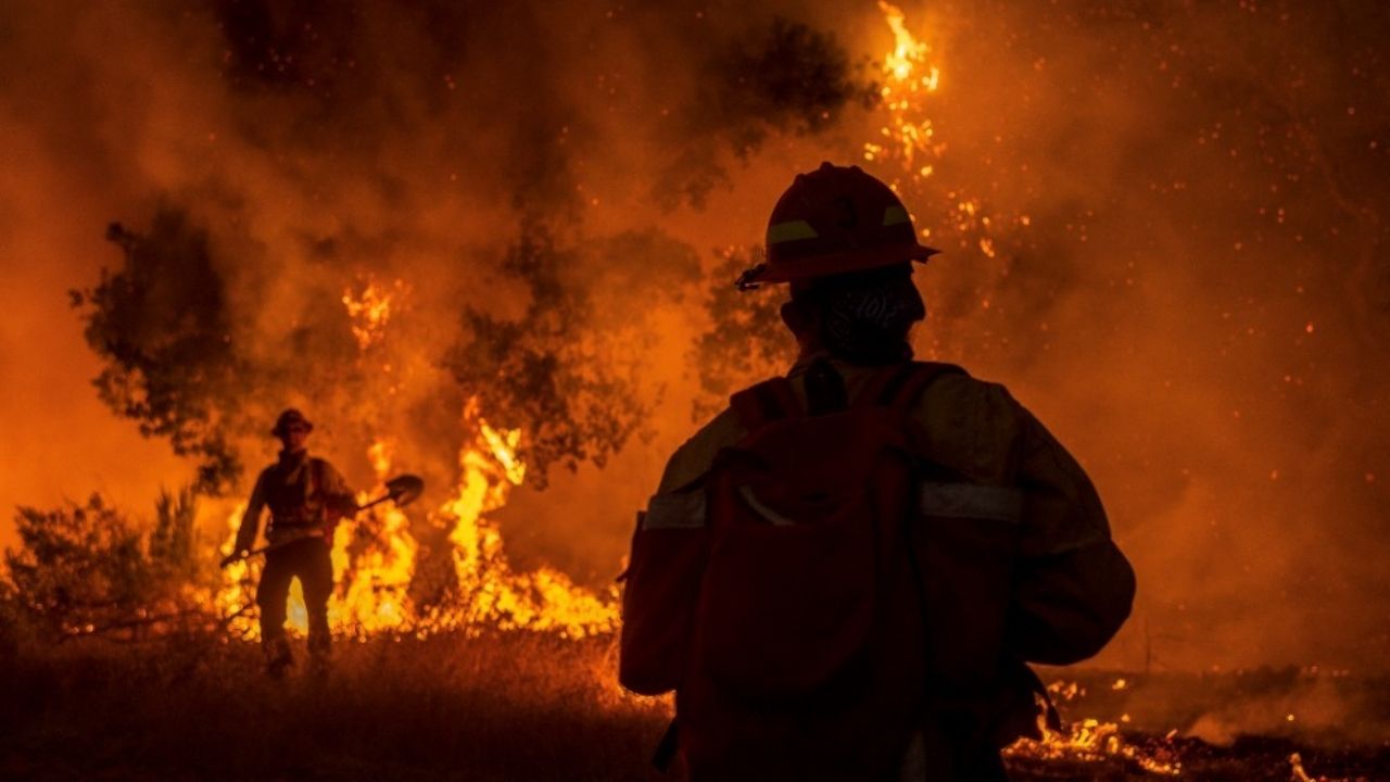California, en llamas: Evacúan a miles por el peligro de 50 incendios forestales