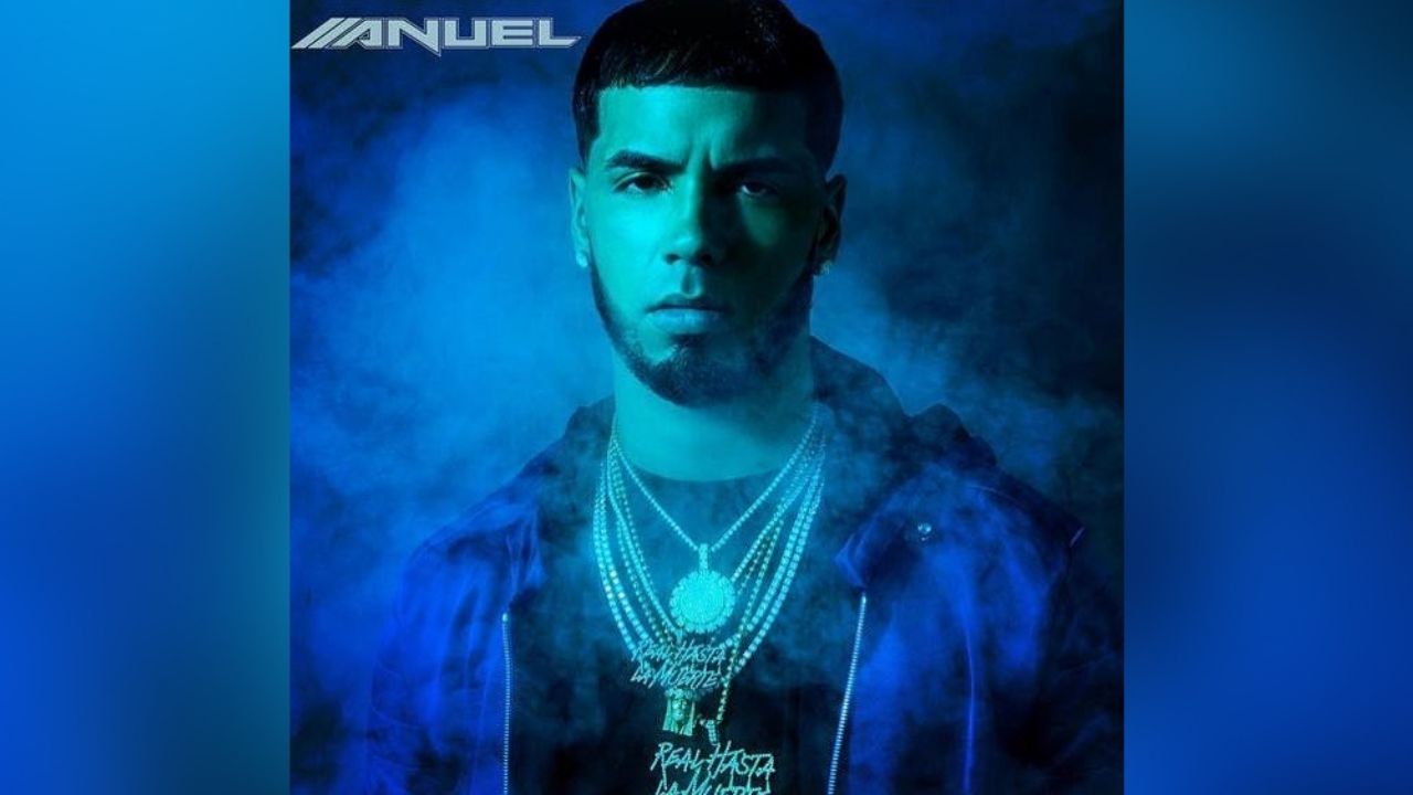 Anuel AA hace ‘estallar’ redes al tatuarse el rostro: “Crisis de la edad”