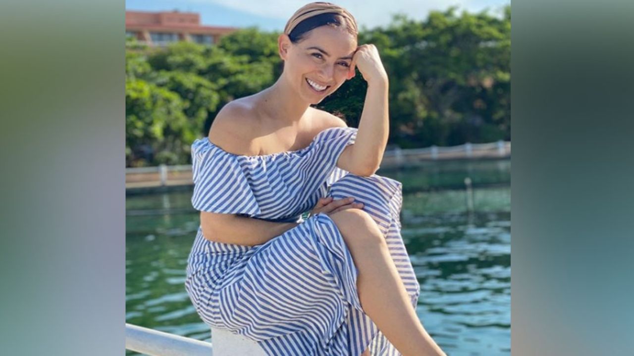 Claudia Lizaldi roba más que suspiros al celebrar sus 42 años de esta coqueta forma