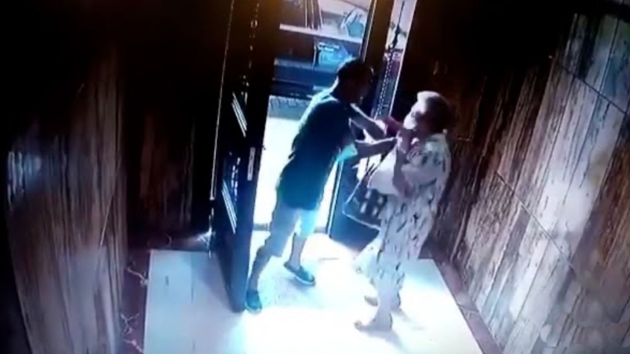 VIDEO: Sujeto da fuerte golpe a una anciana de 85 años y le roba la cartera
