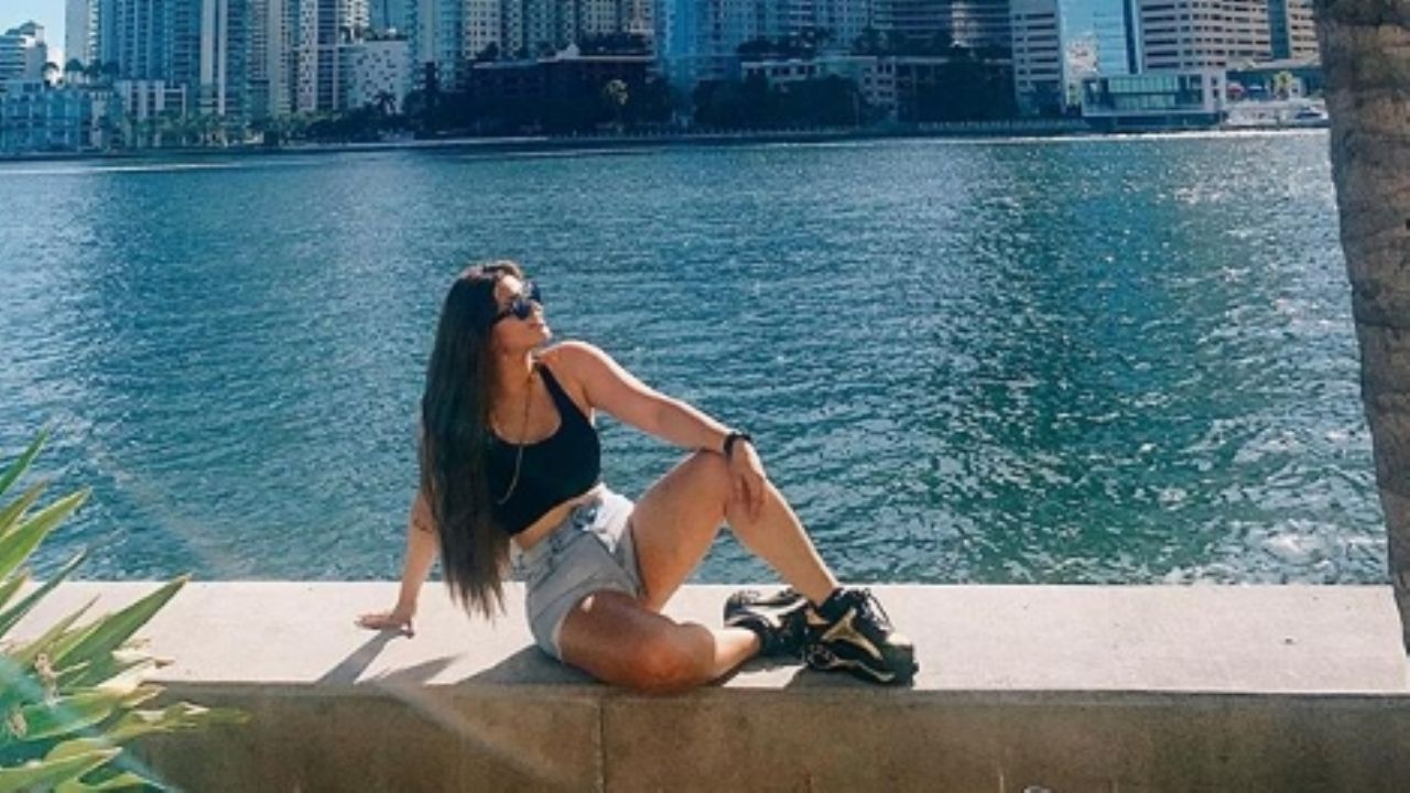 “La rodillas percudidas”: ‘Gomita’ es ‘destrozada’ por lucirse en un ligero ‘outfit’ de verano desde Miami