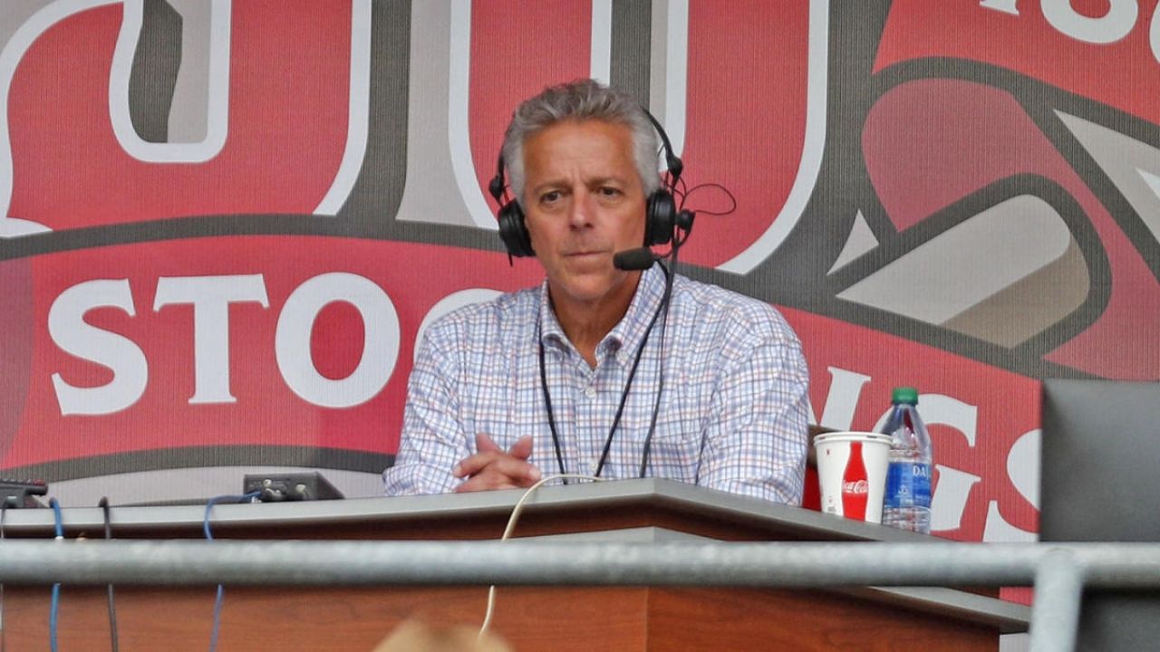 Llega el castigo; Rojos suspenden a Brennaman tras insulto homofóbico