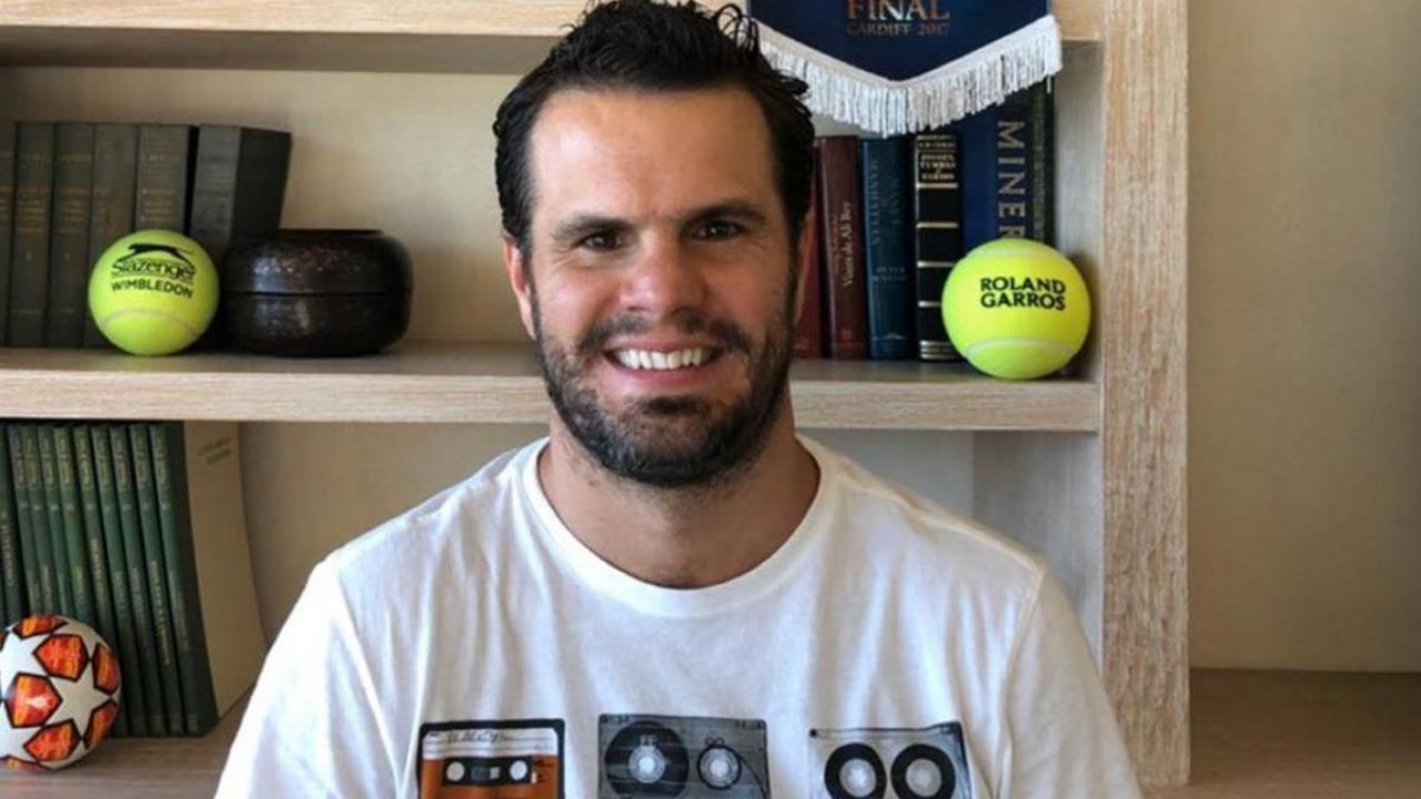 Comentarista de ESPN que salió a cuadro sin pantalones, ahora maldijo al aire