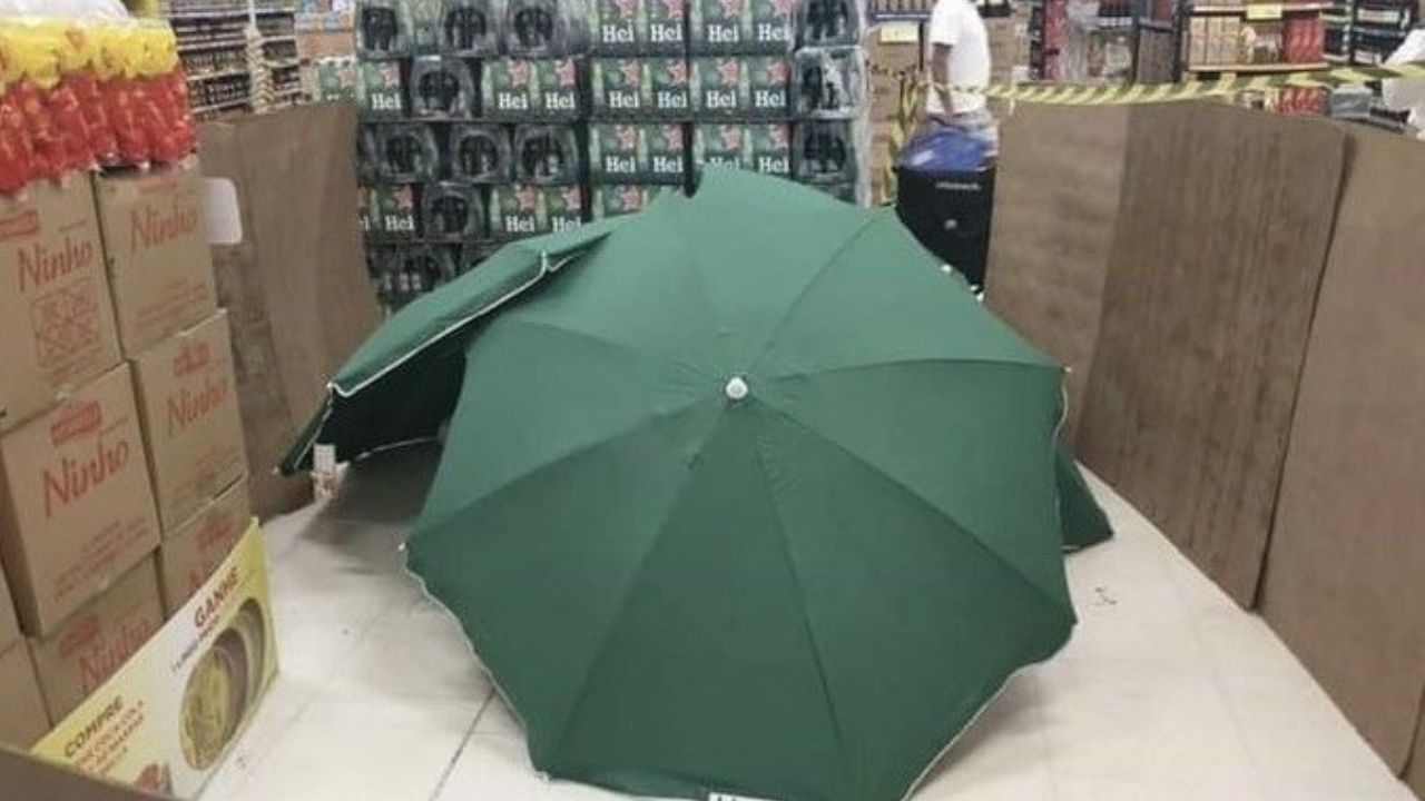 ¡Insólito! Hombre brasileño muere dentro de un supermercado y lo cubren con sombrillas