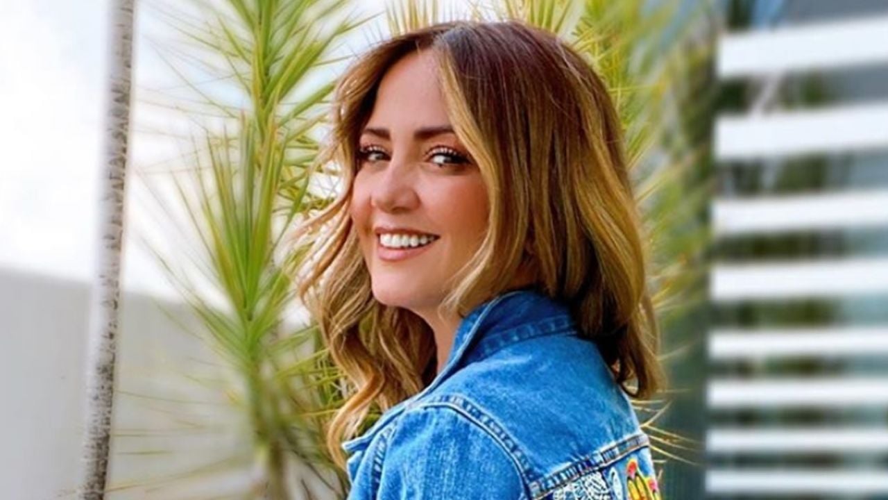 Andrea Legarreta se roba las miradas de Instagram con jovial vestido blanco