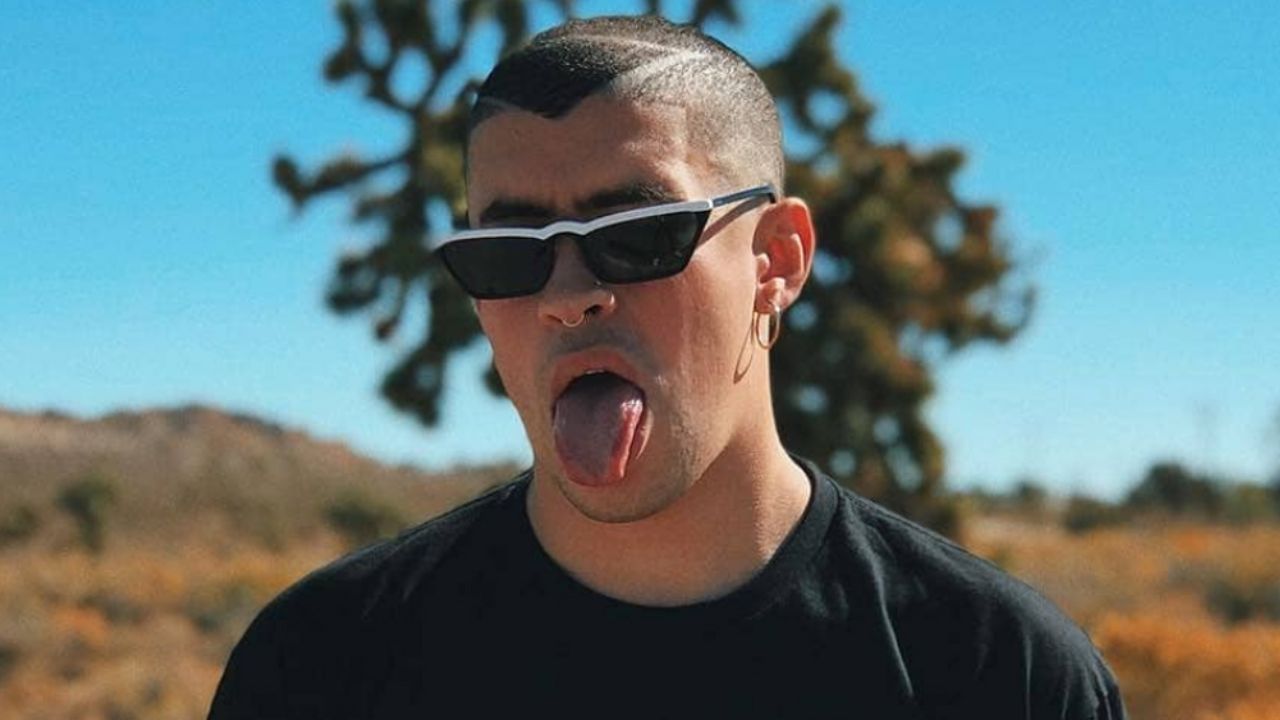 ¡Irreconocible! Bad Bunny es captado en público con bigote y cabello largo