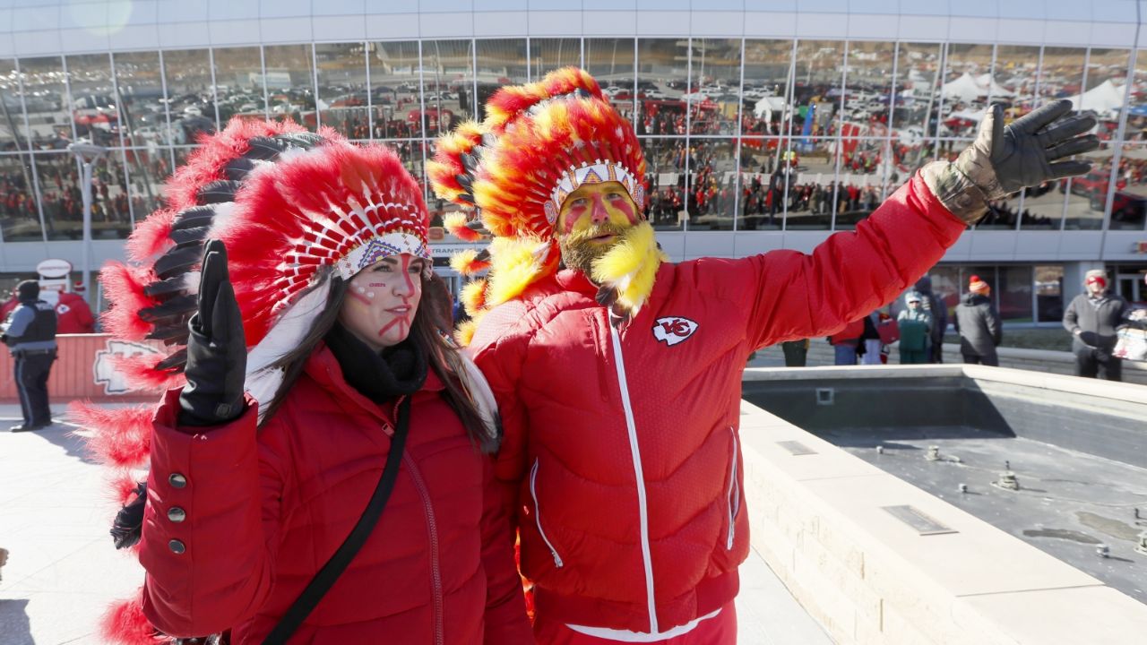 Los Chiefs prohíben penachos y vestimenta nativa en su estadio