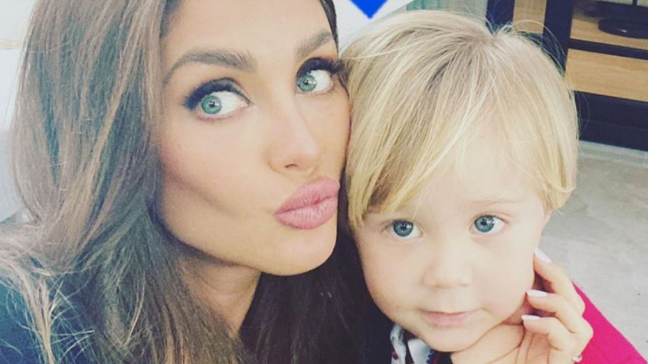 A 6 meses de haber dado a luz, Anahí luce increíble vientre plano en Instagram