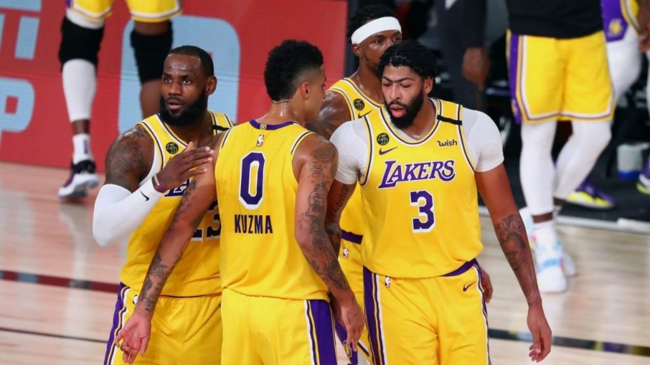 Anthony Davis da la cara por los Lakers y suman su primer triunfo en playoffs