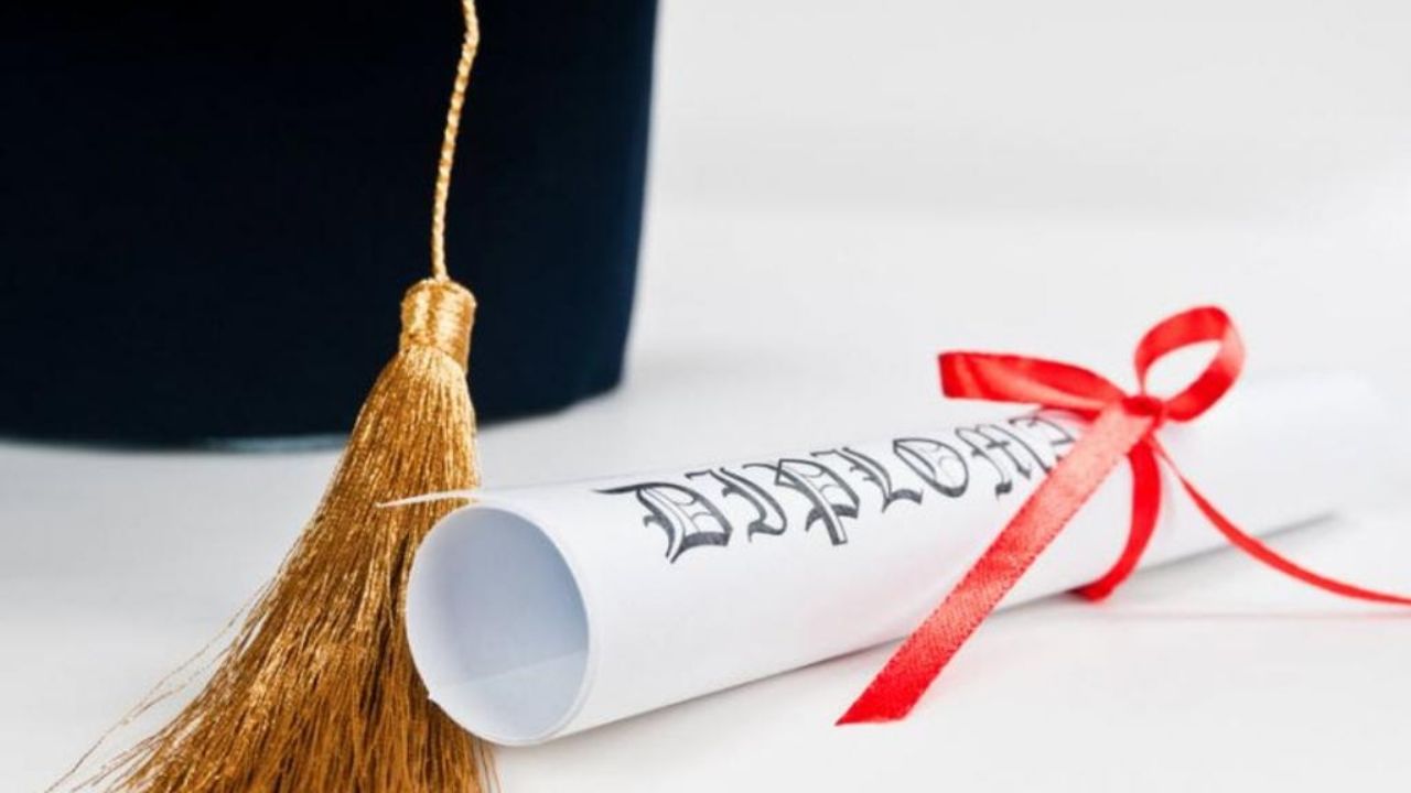 Tras 24 años de trabajo, hombre japonés es despedido por tener un título universitario