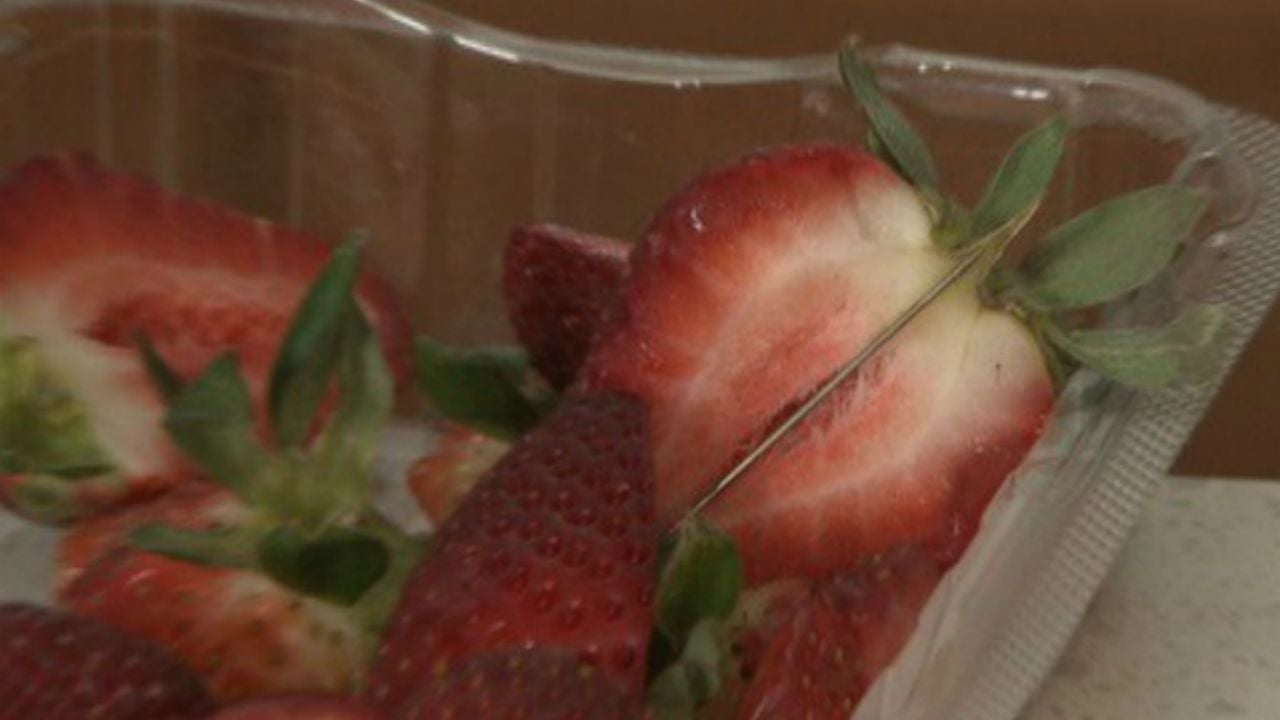 Australia: Hombre halla dos agujas dentro de las fresas que le preparaba a su hija