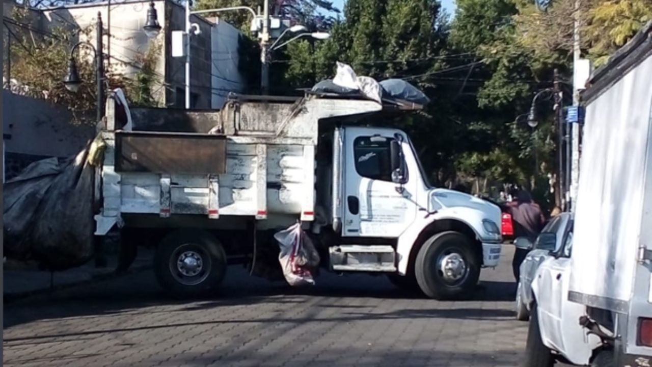 CDMX: Recolector de basura muere atropellado por su propio camión