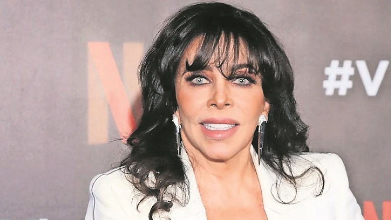 Verónica Castro deja de lado su cabellera castaña y se realiza un cambio de imagen