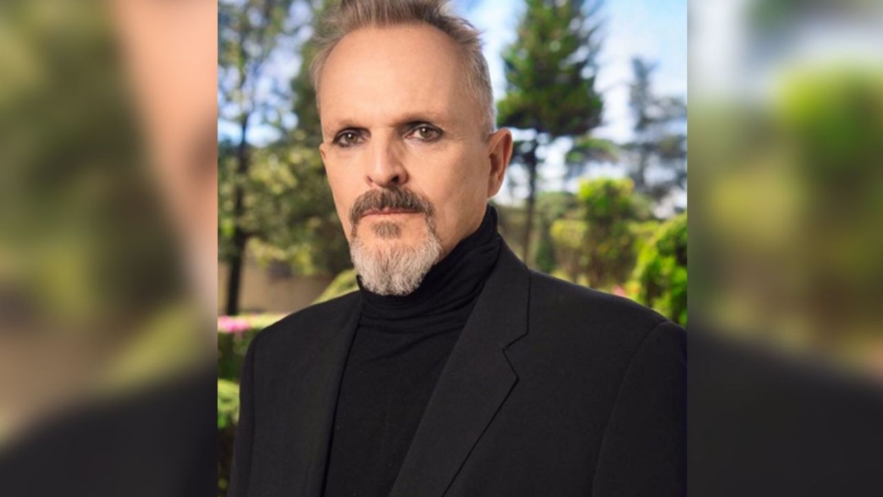 Tras usar uno, Miguel Bosé aclara su oposición al cubrebocas y lo destrozan: “Demente e ignorante”
