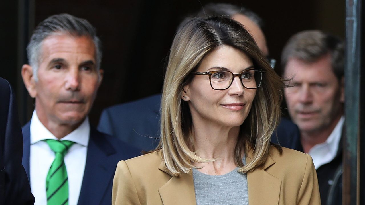 Dictan prisión a Lori Loughlin, actriz de ‘Full House’, tras escándalo por sobornos universitarios