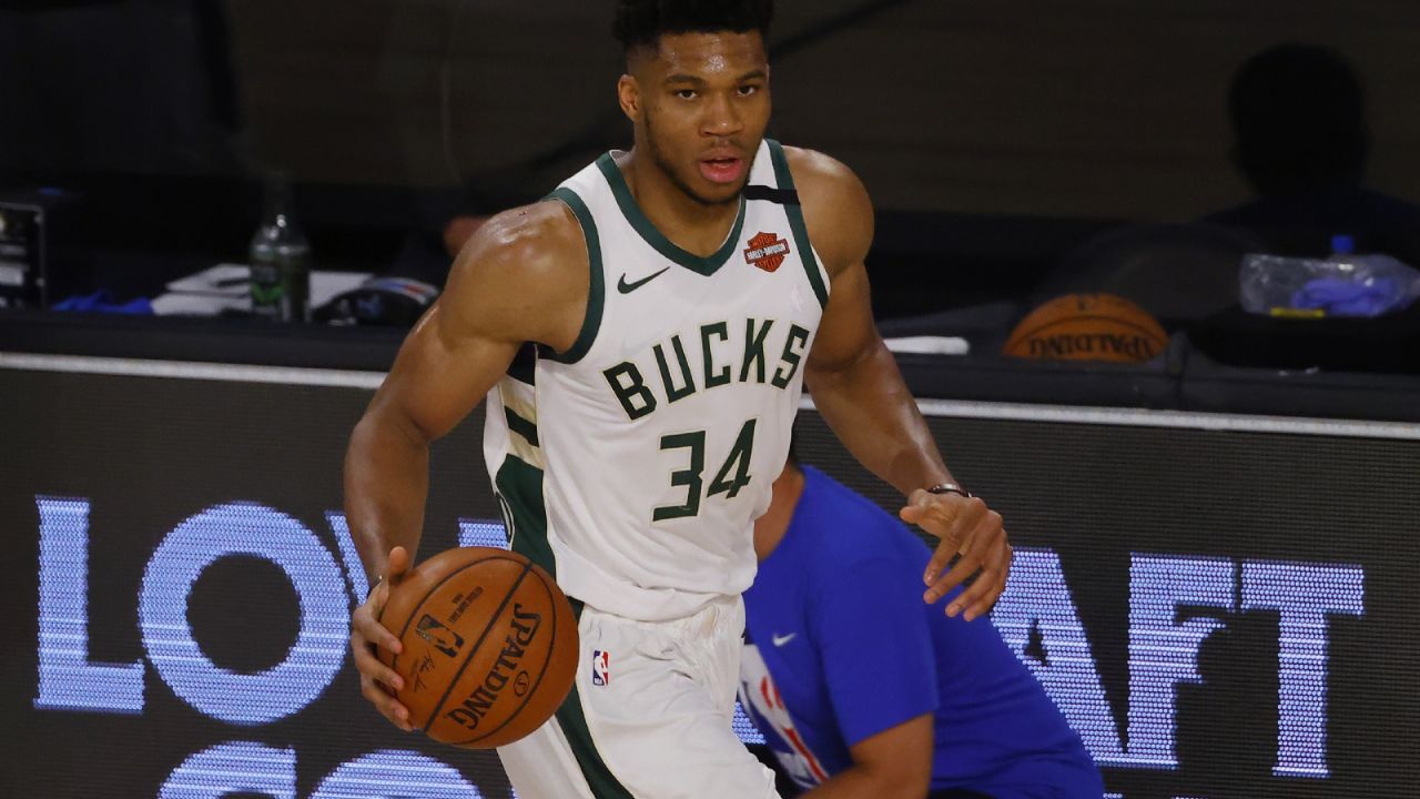 Antetokounmpo guia a los Bucks en la paliza por 121-107 sobre el Magic