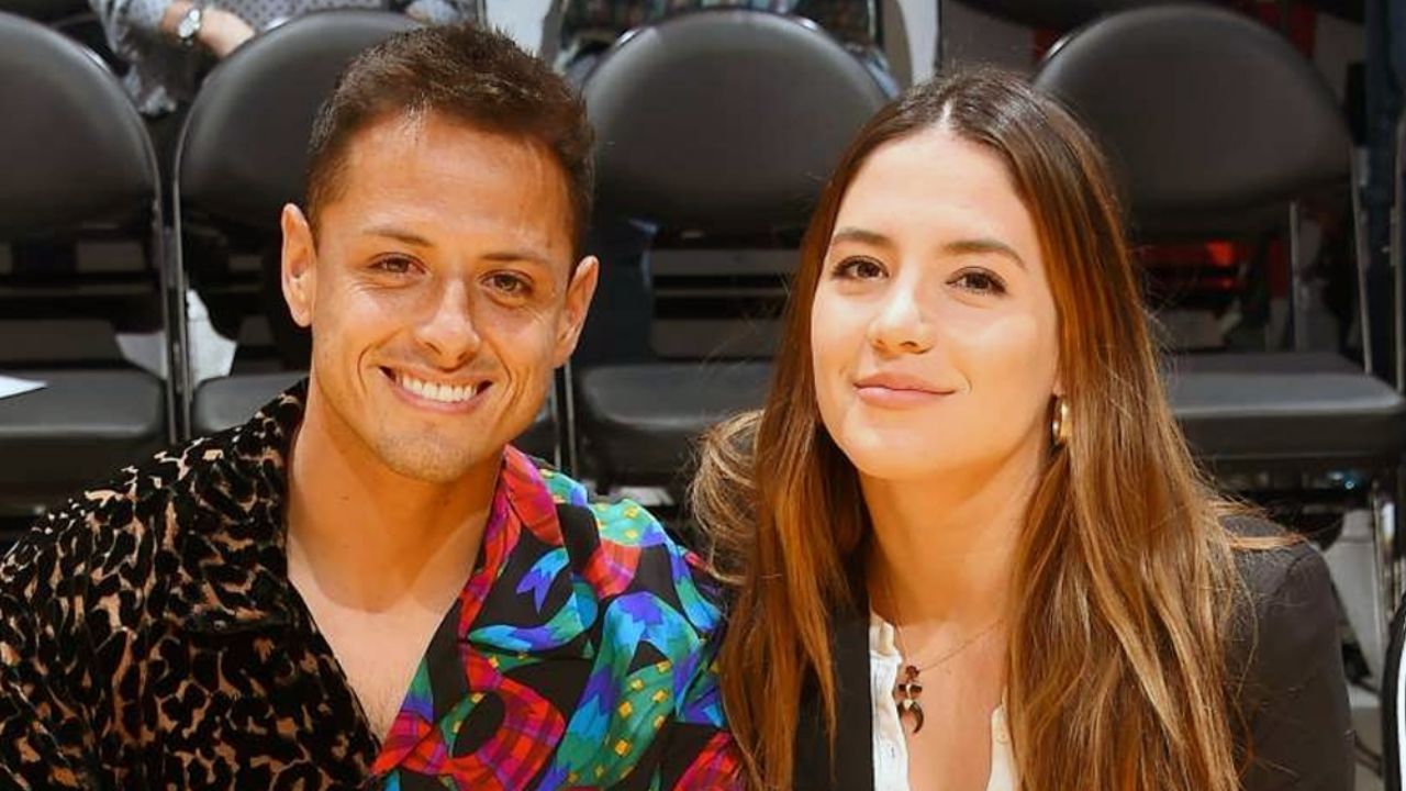 Sarah Kohan, esposa de ‘Chicharito’, presume su embarazo desde la playa