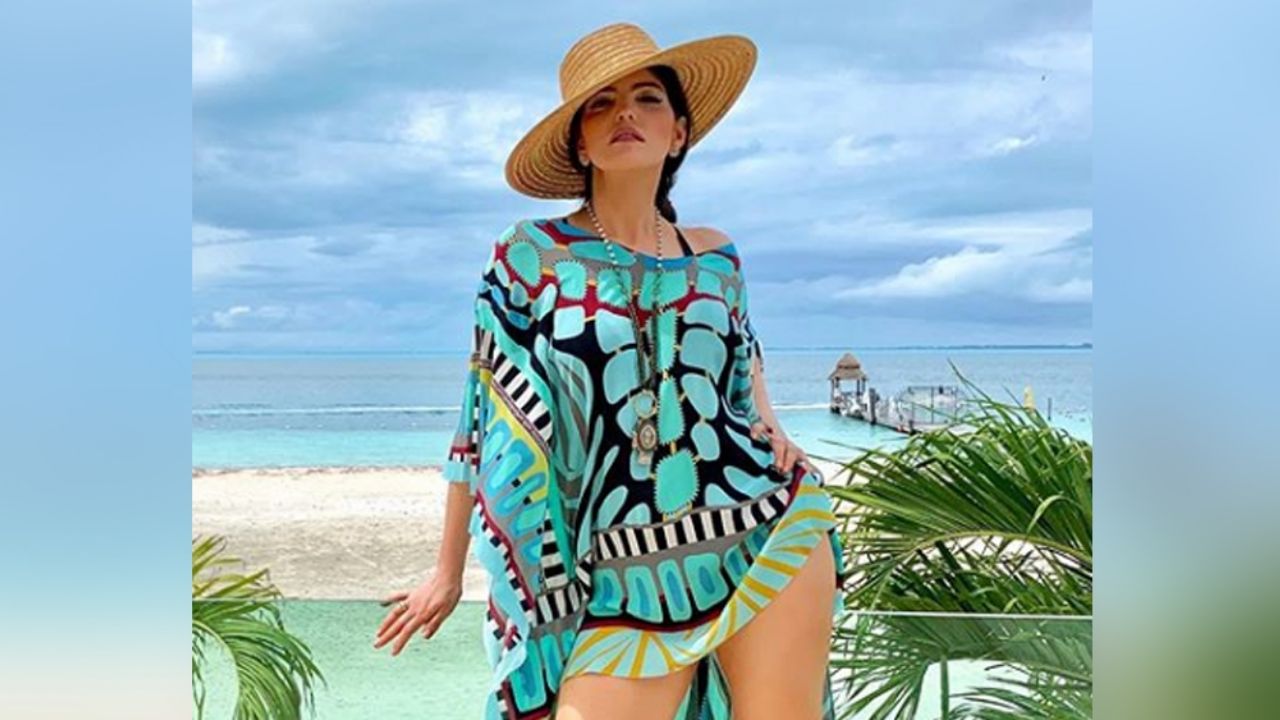 Ana Bárbara se luce espectacular en la playa y el viento le vuela hasta el sombrero