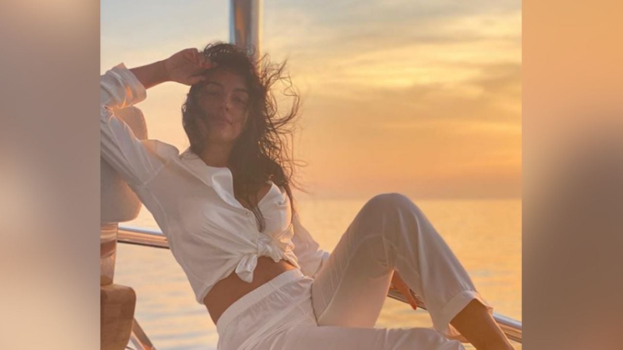 Georgina, novia de Cristiano Ronaldo, cautiva al modelar en infartante vestido