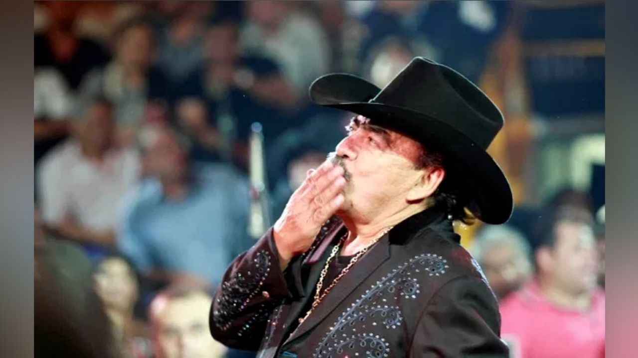 El momento en el que Joan Sebastian dejó de cantar sobre el escenario para hacer esto