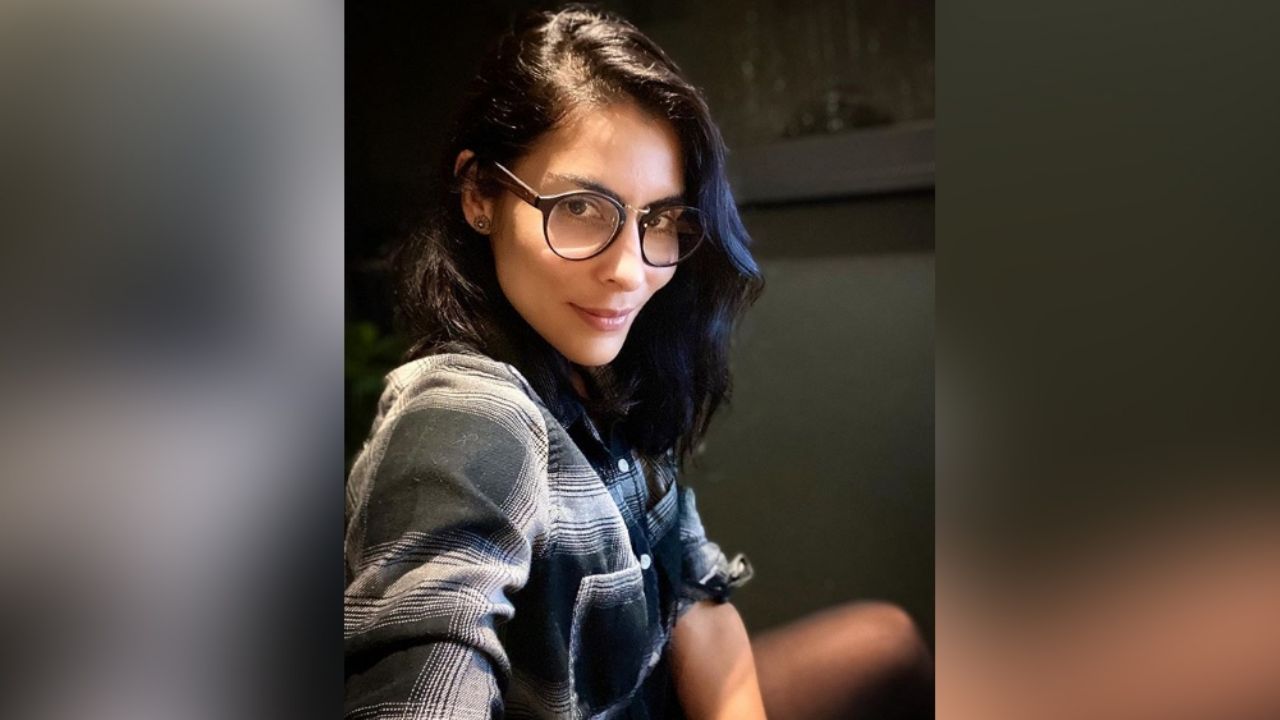 María León deja boquiabiertos a fans al lucirse en espectacular vestido rojo