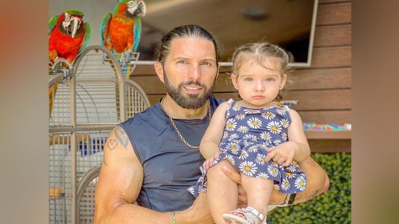 ¿Muy hombre? Poncho De Nigris se deja dominar por una pequeña de apenas 1 año