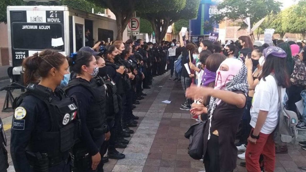 Policía de Guanajuato reprime manifestación contra abuso sexual; hay 23 detenidos