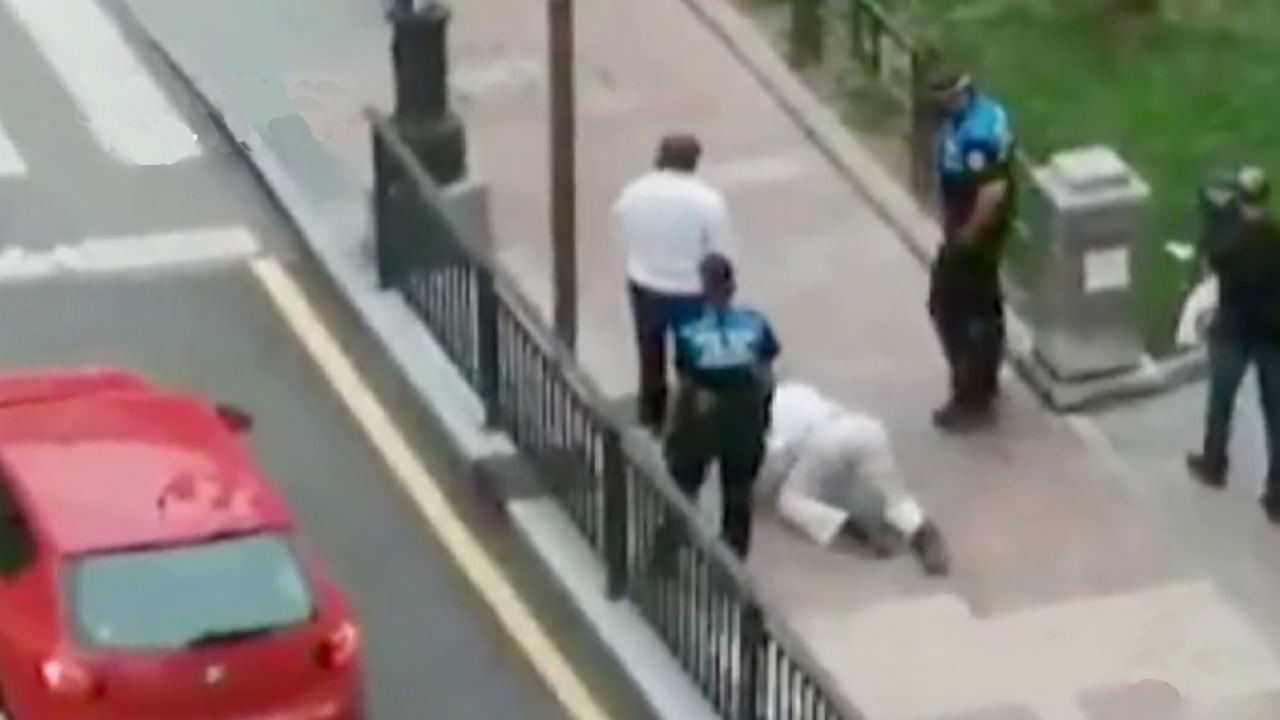 (VIDEO) Insólito: Hombre finge ser un perro para no usar cubrebocas en España