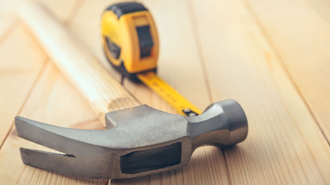 Francia: Hombre recibe martillazo de un joven por una increíble razón