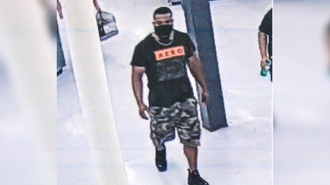 Hombre abraza a desconocidos en supermercado de EU: “Ahora tienes covid”