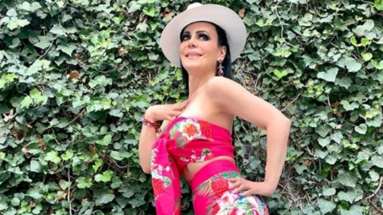 Maribel Guardia deleita pupilas en Televisa al modelar en ‘Hoy’ con impresionante vestido azul