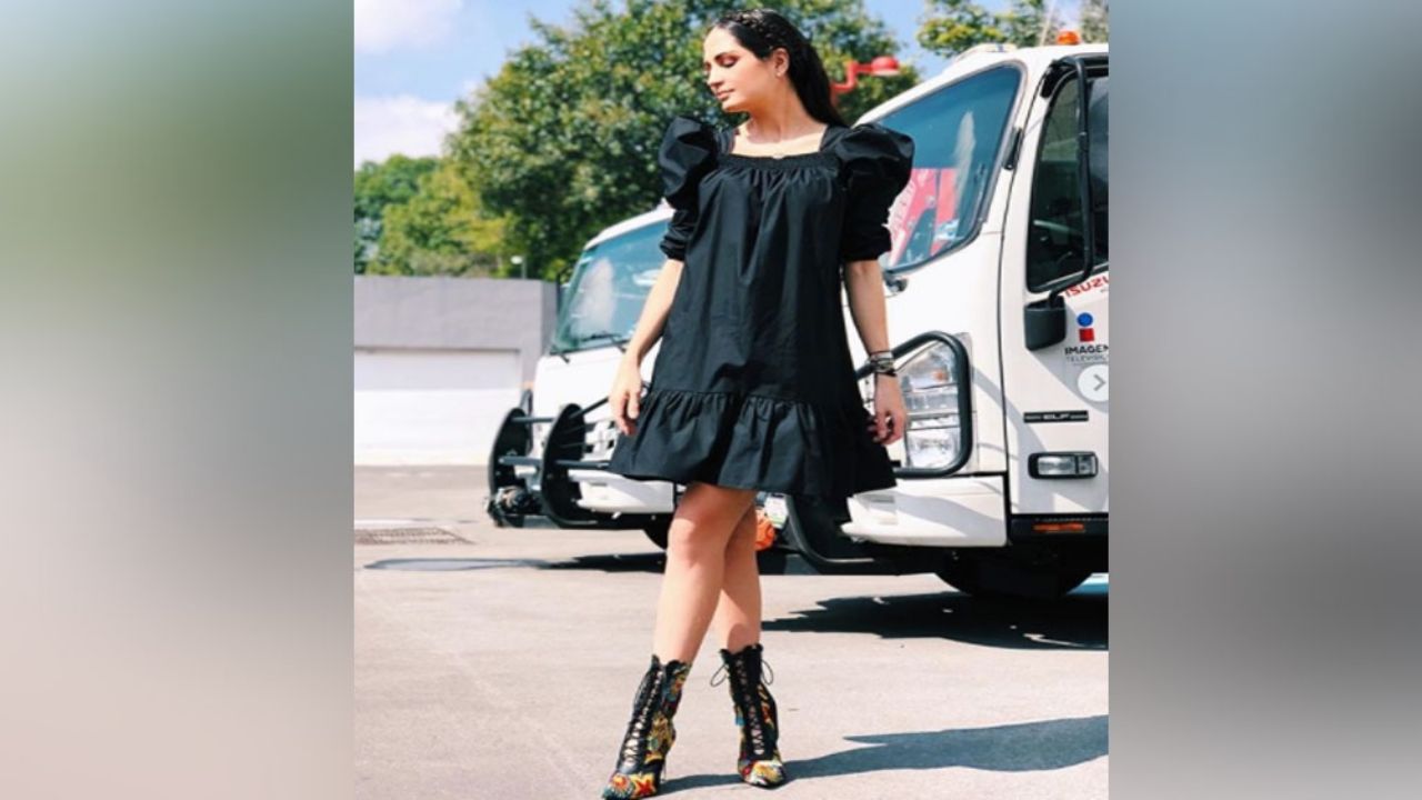 Joanna Vega-Biestro alegra corazones al usar colorido vestido en ‘Sale el Sol’