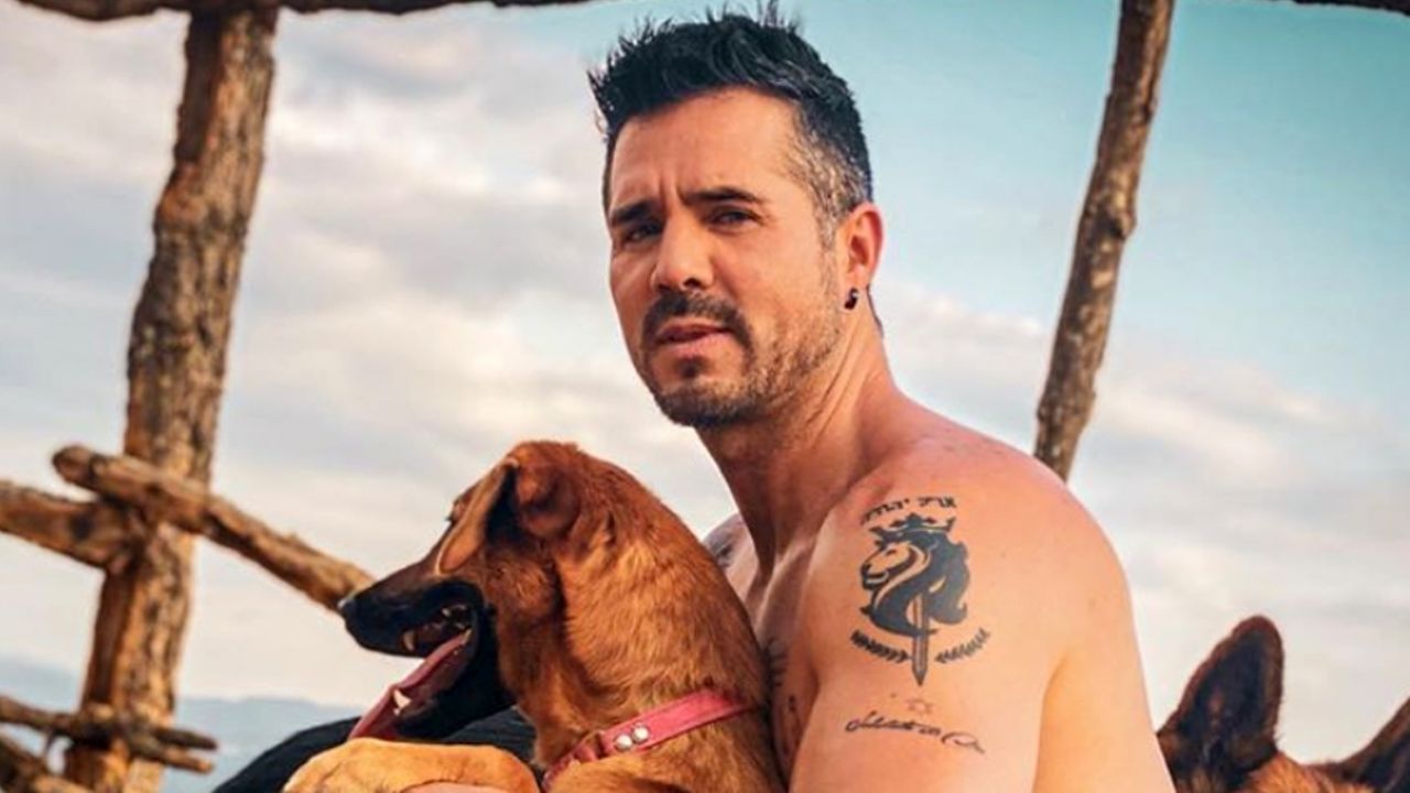 Tras teñirse el cabello, José Ron presume su nueva imagen desde el agua