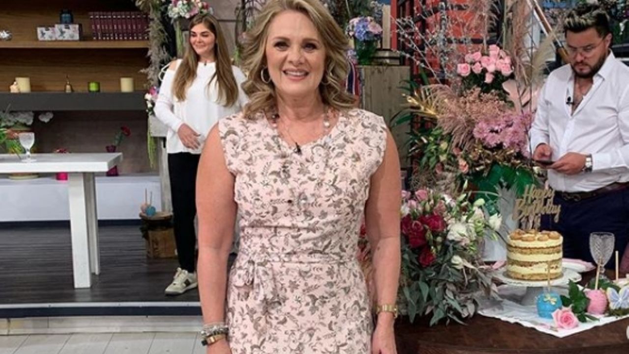 A sus 56 años, Érika Buenfil derrite el foro de Televisa al modelar de esta coqueta forma