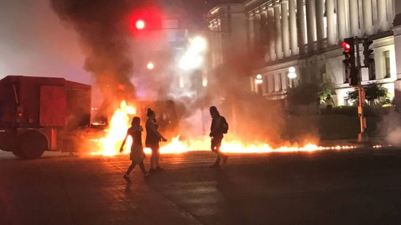 VIDEO: Noquean a policía con un ladrillo tras los disturbios en Wisconsin