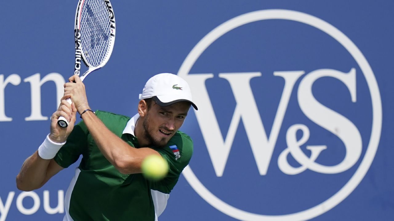 El campeón Daniil Medvedev avanza a cuartos de final en Nueva York